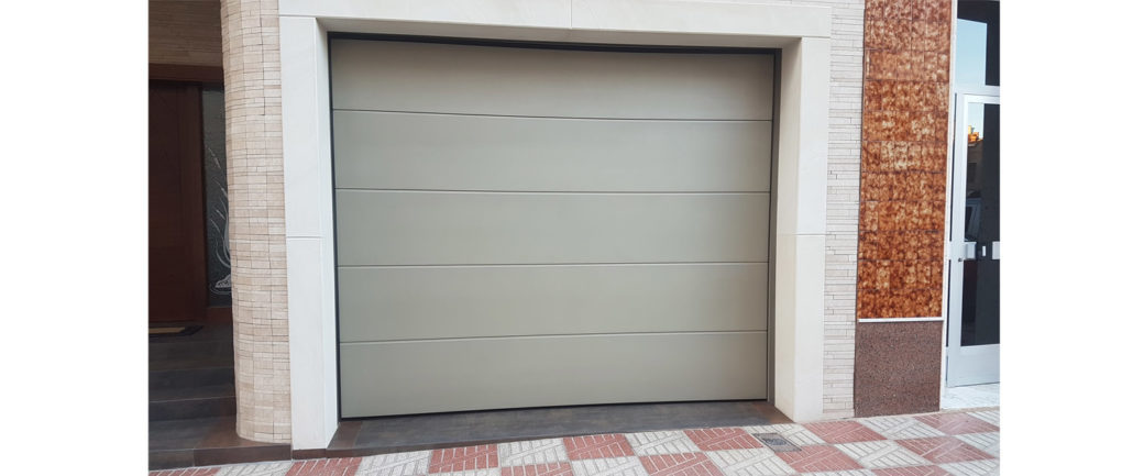 Puertas residenciales seccionales Valencia | Saus Solutions