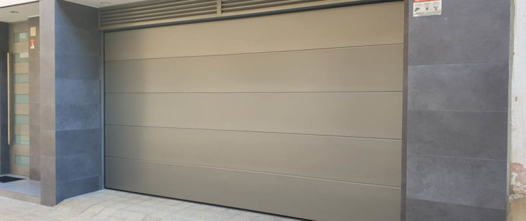 Puertas residenciales seccionales Valencia | Saus Solutions